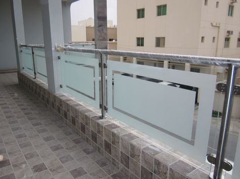 Tuffen Glass Balcony Design, Front Elevation Glass Railing Design, Mirror Grill Design For Balcony, Handrail Design For Balcony, Balcony Glass Design Modern, Window Glass Design Modern, Front Balcony Glass Design, Balcony Railing Design Modern Glass, Etching Glass Design For Balcony