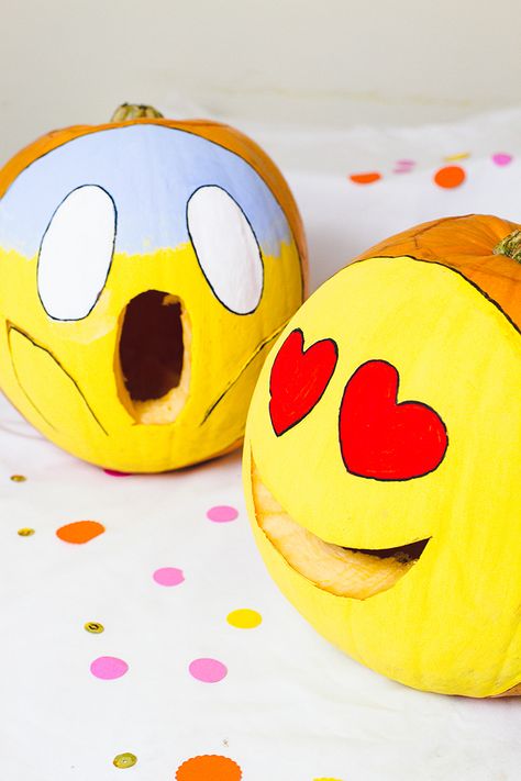 DIY Emoji Pumpkins Halloween Decor Fun Painting Tutorial-5 Emoji Pumpkin Carving, Doodle Pumpkin, Emoji Pumpkin, Pumpkin Contest Ideas, Diy Pumpkin Carving, Halloween Pumpkin Carving Ideas, Halloween Carving, Biscuits Halloween, Pumpkin Tutorial