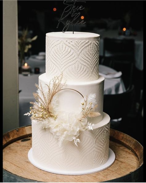 Wedding Cakes Vintage Boho, Boho Theme Wedding Cake, Neutral Wedding Cake Ideas, Boho Western Wedding Cake, Pampas Grass Wedding Cake, Boho Wedding Cake Ideas, Wedding Cake Neutral, Wedding Cake Boho, Wedding Cales