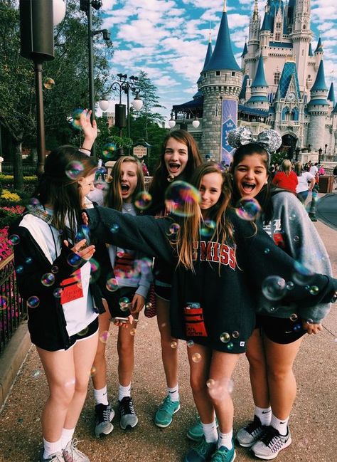 Disney Picture Ideas, Disney Time, Photos Bff, Disneyland Photos, Disney Photo Ideas, Disney World Pictures, Friends Pic, Cute Disney Pictures, Disney Photography