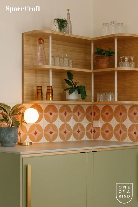 Chic Kitchen Design, Joinery Projects, Funky Kitchen, Retro Kitchens, Kitchen Ikea, Corner Bar, Diy Herb Garden, Diy Backsplash, Beachy Boho