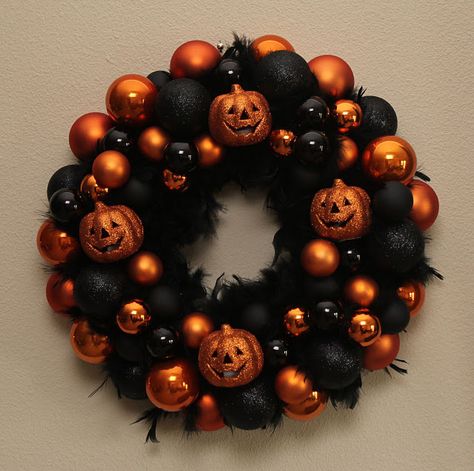 Wish I'd seen this before I made my halloween wreath this year Halloween Ornament Wreath, Ornament Wreath Diy, Dekorasi Halloween, Halloween Creative, Dollar Tree Halloween, Snacks Easy, Diy Halloween Wreath, Diy Halloween Decor, Adornos Halloween