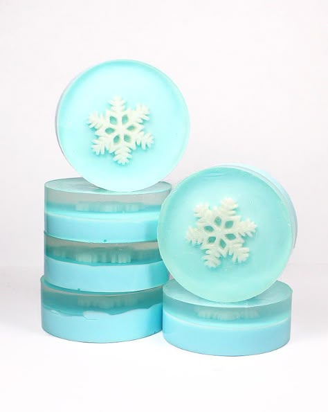 DIY Snowflake Soap Favors for Weddings, Teacher Gifts and Co-Workers - Soap Deli News Snowflake Soap, Diy Christmas Snowflakes, Diy Snowflake, Soap Melt And Pour, Diy Stocking Stuffers, Soap Wedding Favors, Diy Stockings, Christmas Soap, Snow Flakes Diy