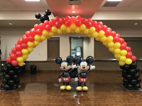 Mickey Mouse arch with 2 Mickey air walker balloons Balloon Gate, Disney Balloons, Balloon Arches, Mickey Mouse Birthday Party, Disney Decor, Balloon Columns, Mickey Mouse Birthday, String Of Pearls, 3rd Birthday Parties