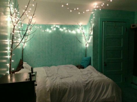 Mint room (branches with Christmas lights) Mint Green Bedroom, Hipster Room, Teal Bedroom, Design Del Prodotto, Bedroom Green, Bedroom Paint, Teen Bedroom