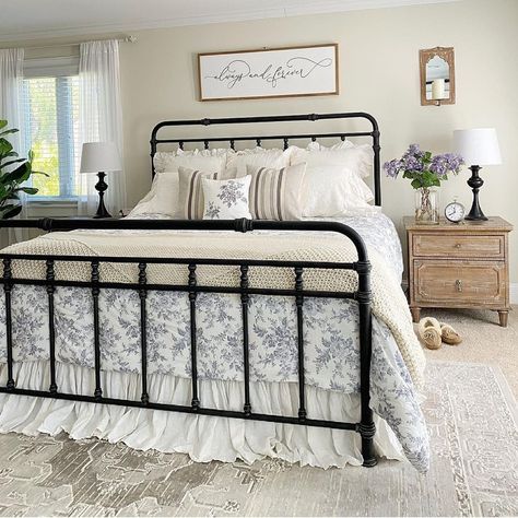 ANTIQUE FARM HOUSE on Instagram: “📷: @caligirlinasouthernworld Beautiful spaces sure do make us smile, including Meeghan's comfy-cozy master bedroom! Such gorgeous cottage…” Black Iron Beds, Farmhouse Style Bedrooms, Iron Bed Frame, Iron Bed, Farmhouse Bedroom Decor, Farmhouse Bedroom, Master Bedrooms Decor, Rustic Bedroom, White Bedroom