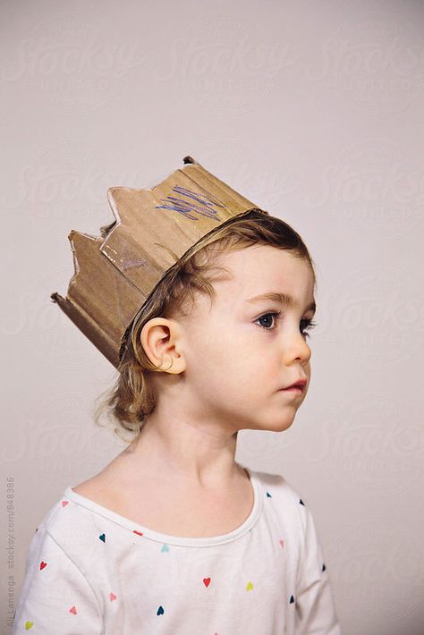 Artist Mannequin, Couronne Diy, Boy Crown, Crown For Kids, Paper Crown, Diy Crown, Paper Crowns, Ghost Boy, Preschool Learning Activities