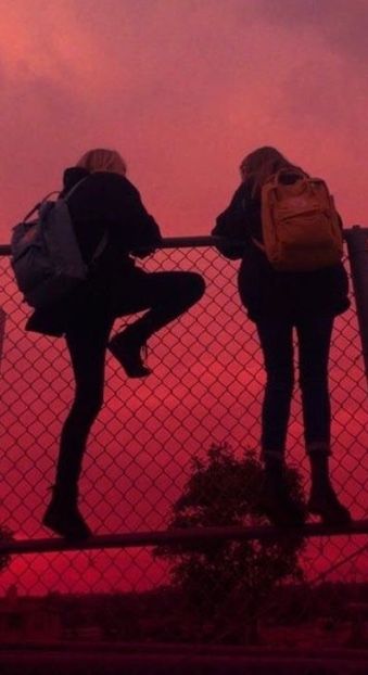 Fotografia Grunge, Vintage Cartoons, Best Friends Aesthetic, Grunge Look, Friend Goals, Grunge Photography, Friend Photoshoot, Best Friend Pictures