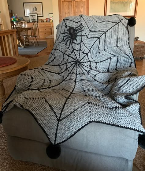 Spooky Crochet Pattern, Goth Crochet Ideas, Goth Crochet, Halloween Throw Pillow, Cute Sewing Projects, Crochet Blanket Designs, Halloween Crochet Patterns, Kawaii Crochet, Crochet Inspo