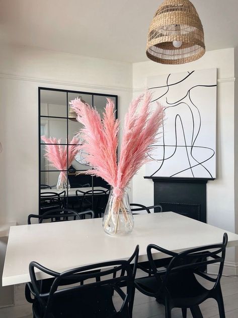 Pink Summer Decor, Fake Pampas Grass Decor, Black Pink Living Room Decor, All Pink Decor, Pink Pompous Grass Decor, Pink Black Decor, Pink Aesthetic Home Decor, Pink House Decor Living Room, Apartment Decor Inspo Aesthetic