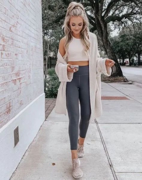 25 Athleisure Looks You'll Want To Live In All Winter Long - Society19 Comfortable Yoga Clothes, Hot Comfy Outfits, Cute Yoga Outfit, City Girl Style, Estilo Fitness, Lululemon Outfits, Athleisure Trend, Activewear For Women, Fitness Outfits