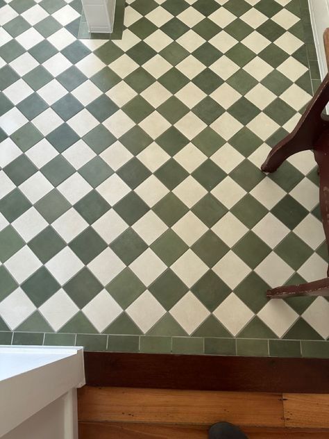 Retro Floor Tiles Kitchen, Cute Tile Floor, Green Checkered Floor Kitchen, Kitchen Tile Floor Dark Cabinets, Green White Checkered Floor, Green Checkered Tile Floor, Topcer Tiles Floor, Green And White Checkered Floor, Checkered Tile Kitchen