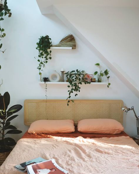 This House 5000 Home Tour Photos | Apartment Therapy Brooklinen Sheets, 80s Furniture, Scandi Bedroom, Summer Bedroom, Scandi Decor, Wholesale Home Decor, Dekorasi Kamar Tidur, Hippie Home Decor, Bedroom Boho