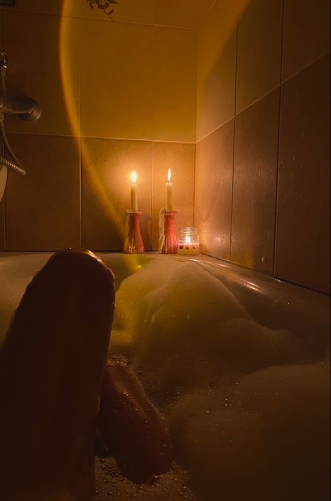 Romantic Bubble Bath, Candle Light Bath, Bathtub Aesthetic, Bath Aesthetic, Playlist Names Ideas, Fairy Artwork, Bubble Bath, Dream Lifestyle, Bath Time