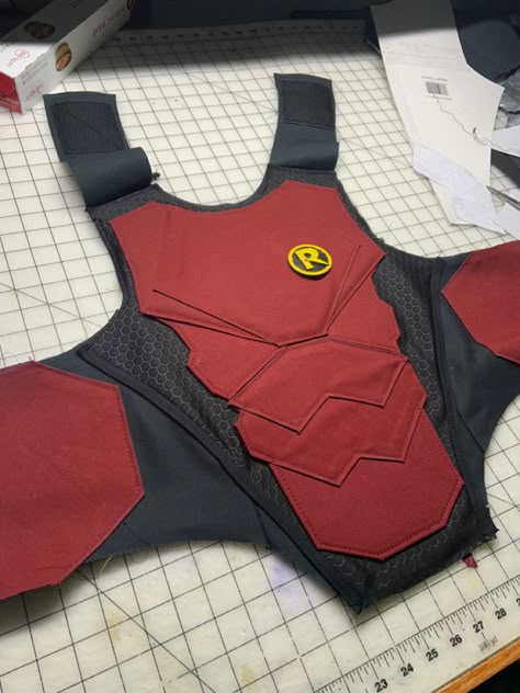 Robin Dc Costume, Robin Oc Suit, Red Robin Suit Design, Robin Cosplay Mask, Red Robin Cosplay, Robin Cosplay Dc, Cosplay Robin, Robin Suit, Robin Outfit