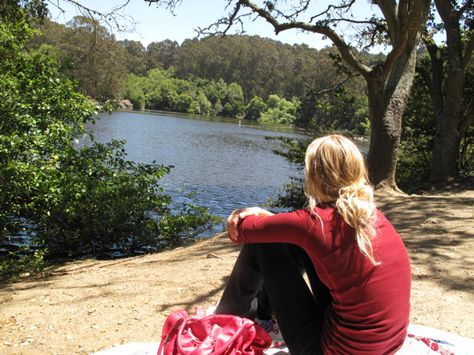 The Solo Picnic - Cooking for One: What a lovely idea! And a great way to get outside. Picnic For One, Picnic Moodboard, Solo Picnic, Picnic For Two, Picnic Desserts, Picnic Planning, Irish Tea, Healing Practices, Picnic Inspiration