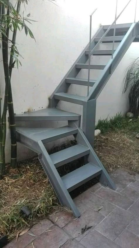 Steel Staircase Design, Steel Stairs Design, درج السلم, Iron Stairs, Staircase Design Ideas, Steel Staircase, Staircase Outdoor, Yard Ideas Cheap, Staircase Railing Design