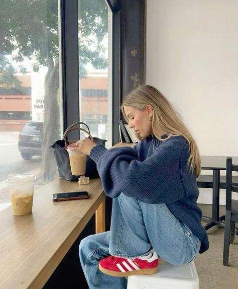 Blue Baggy Jeans, Trainers Outfit, Baggy Jeans Outfit, Jeans Outfit Fall, Golden Globes Red Carpet, Ootd Winter, Cold Outfits, Adidas Trainers, Adidas Outfit