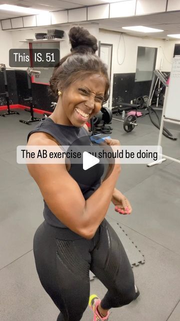 Juliet Peterkin on Instagram: "Worried about your midsection? This plank workout is here to HELP‼️  The dumbbell drag works your core, obliques, upper back, lats and your glutes. You can’t get much better than that‼️  Try 5 on each side, and let me know how you did💪🏾  #ab #core #gym #happy #motivation #inspiration #cute #improveworkout #work #fitness #fitover50 #fyp #focus #backfat #abs #fitmom #journey  #strengthtraining #hiit #explore #explorepage #loveyou #trend #workout #weightlossjourney #fitover50club #menopause #absbyjuju #julietpeterkin" 1 Move Full Body Workout, Abb Workouts For Women Beginners, Vshred Workouts For Women, Back Workout Women At Home No Equipment, Flat Belly Workout Fast, Ab Workouts At The Gym, 2 Week Workout, Upper Ab Workout, Exercise Challenges