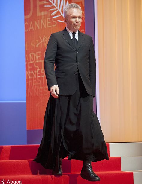 Jean-Paul Gaultier apporte la touche de fun au jury et s’aventure à venir en jupe Suit With Skirt Men, Mens Skirt, Mens Edgy Fashion, Men Skirt, Fluid Fashion, Non Binary Fashion, Guys In Skirts, Men Wearing Skirts, Gender Fluid Fashion