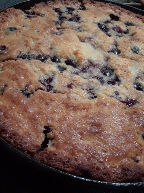 Cast Iron Berry Cobbler – Digging Food Cast Iron Blueberry Cobbler, Best Blueberry Cobbler, Cast Iron Cobbler, Mixed Berry Cobbler, Breakfast Buns, Blueberry Cobbler Recipes, Gooey Cake, Berry Cobbler, Iron Skillet Recipes