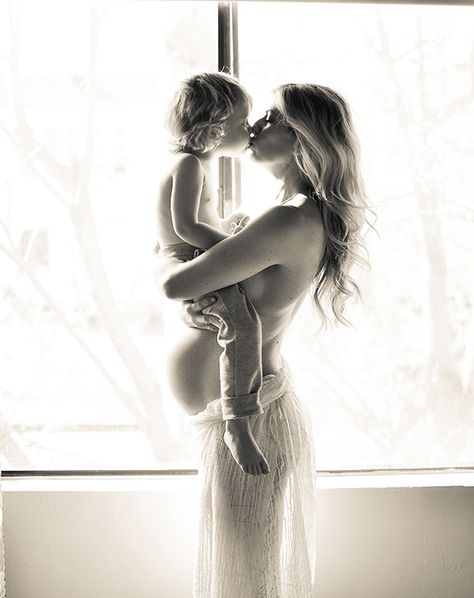 I am so thankful women show there pregnancy to the world now, Very Beautiful Photo. Foto Newborn, Baby Fotografie, Maternity Inspiration, Maternity Photography Poses, Photography Maternity, Maternity Poses, Shooting Photo, Maternity Shoot, Second Baby