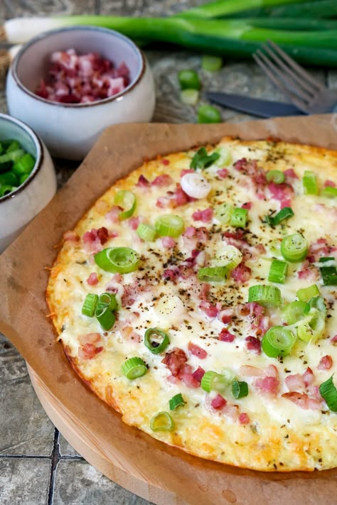 Low Carb Flammkuchen Rezept – Gaumenfreundin Low Carb Flammkuchen, Low Sugar Diet Recipes, Low Carb Low Fat Recipes, Egg Diet Plan, Best Fat Burning Foods, Best Low Carb Recipes, Low Sugar Recipes, Low Carb Diet Recipes, Low Carb Dinner Recipes