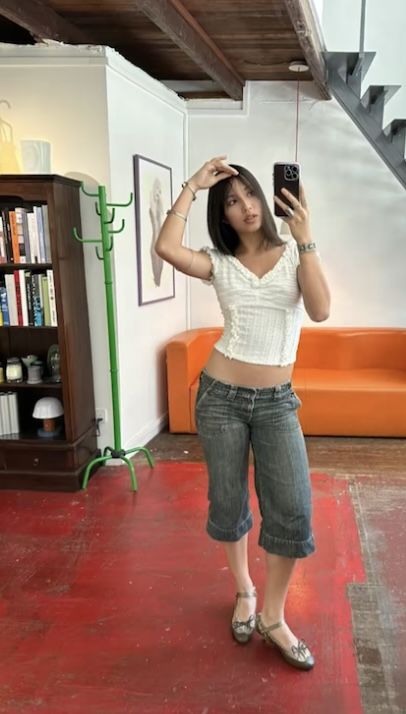 Low Rise Capris Outfit, Capris Outfit Aesthetic, 2000s Capris Outfit, Capris Aesthetic, White Capris Outfit, Outfits With Capris, Capri Jeans Outfit, White Capri Outfits, Jean Capri Outfits