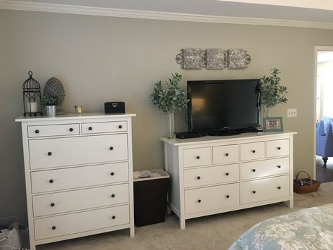 Matching greenery on each end of dresser Ikea Hemnes Chest Of Drawers, Hemnes Ikea, White Dressers, Ikea Hemnes Dresser, Bedroom Ikea, Ikea 2015, Kura Bed, Ikea Bedroom, Bedroom White