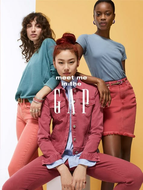 Gap | Spring / Summer 2018 | Ad Campaign + Film | Fashion Gone Rogue Gap Fashion, Group Photo Poses, Group Poses, Sisters Photoshoot, Group Photography, 사진 촬영 포즈, People Poses, Photo Grouping, Foto Poses