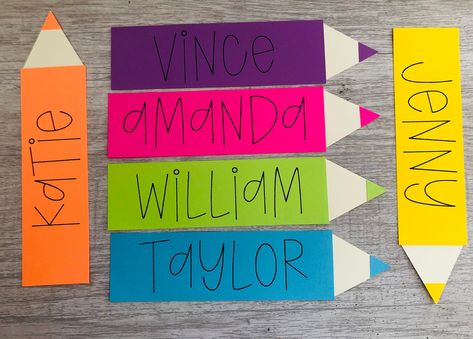 Classroom Names Ideas Bulletin Boards, Bulletin Board Name Tags, Name Tag Classroom Ideas, Chair Name Tags Classroom, September Cubby Tags, Preschool Name Tags For Cubbies, Fun Name Tag Ideas, Class Name Plate Ideas, Cubby Name Tag Ideas