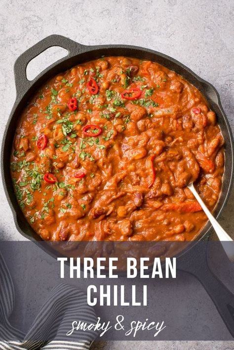 A rich and smoky 3 bean chilli that combines borlotti, cannellini and kidney beans with spices, chilli and a hint of cocoa for a sensational sauce. Vegan Freezer Meals, Spicy Vegan Recipes, Everyday Dinners, Vegan Chilli, Cheap Vegan Meals, Moussaka Recipe, Lazy Vegan, Cheap Vegan, Bean Chilli