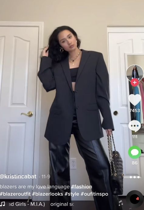 All black outfit with faux leather pants and a boxy blazer. Boxy Blazer Outfit, Blazer With Leather Pants, Black Satin Outfit, Blazer Outfits Street Style, Oversized Black Blazer, Dinner Outfit Winter, Swag Fits, Satin Outfit, Boxy Blazer