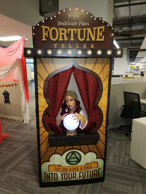 Fortune Teller Machine, Halloween Fortune Teller, Carnival Birthday Party Theme, Halloween Circus, Creepy Carnival, Circus Decorations, Casa Halloween, Circus Theme Party, Carnival Themed Party