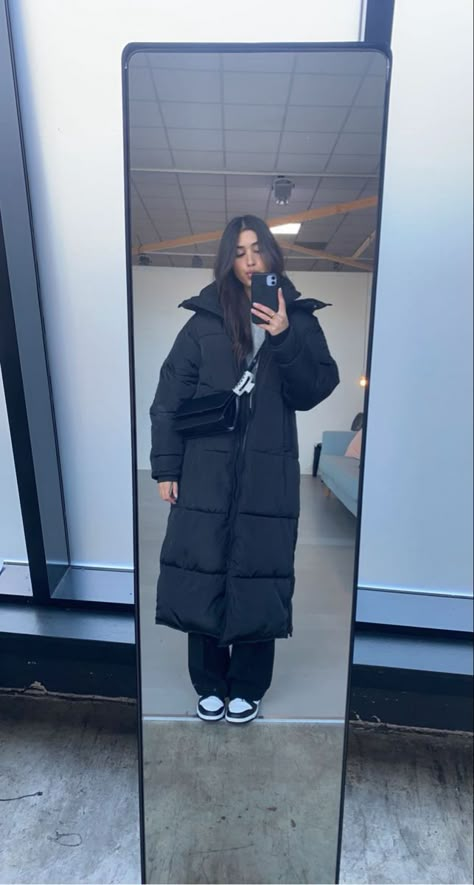 Puffer Style Woman, Winter Outfits With Long Puffer Jacket, Long Winter Puffer Jacket Outfits, Long Winter Puffer Coat, Puffer Coat Outfit Aesthetic, Long Jacket Winter Outfit, How To Style A Long Puffer Jacket, Outfits With Puffer Coats, Winter Puffer Jacket Outfits Women