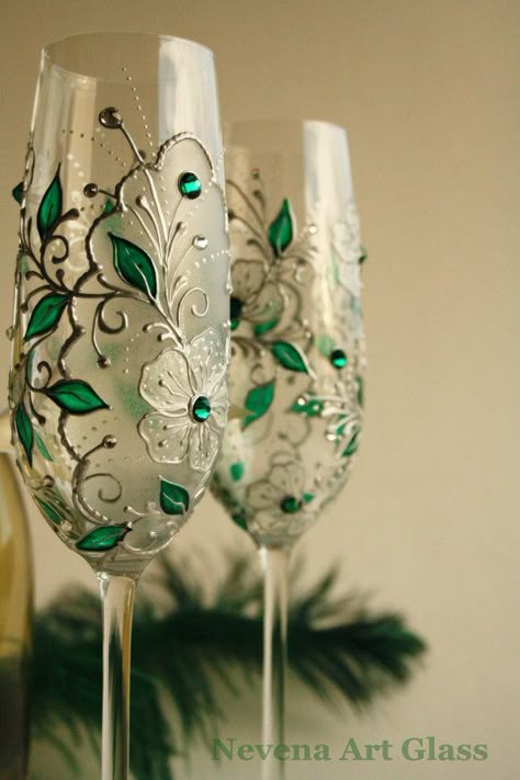 Quinceañera Themes Ideas Green, Crystal Glasses Wedding, Emerald Design, Beautiful Glasses, Decorated Wine Glasses, Hand Painted Glasses, Glass Painting Designs, Emerald Crystal, Wine Glass Art