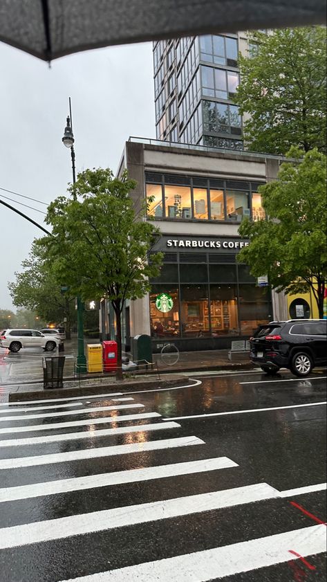 Aesthetic Starbucks, City Rain, Y2k Background, Rain Wallpapers, Cute Blue Wallpaper, London Aesthetic, City Pictures, City Vibe, المملكة العربية السعودية