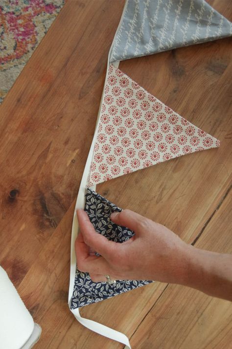 Sew a classic pennant flag banner with this easy to follow pattern. It's the perfect no-waste party decor for all your celebrations! Use it for baby shower decor, graduation decor, birthdays, and more! Diy Fabric Banner, Birthday Banner Ideas, Birthday Decorations Diy, Fabric Pennant Banner, Decorations Diy Party, Diy Party Decor, Simple Birthday Decorations, Birthday Party Decorations Diy, Felt Banner