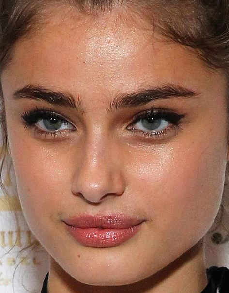 From Glowing Skin to Peach Lips: 11 of the Best Skin, Hair and Makeup Looks Lately | The Skincare Edit Easy Eyebrow Tutorial, Celebrity Eyebrows, False Eyebrows, Curved Eyebrows, Estilo Madison Beer, Tweezing Eyebrows, Peach Lips, Eyebrow Grooming, How To Draw Eyebrows