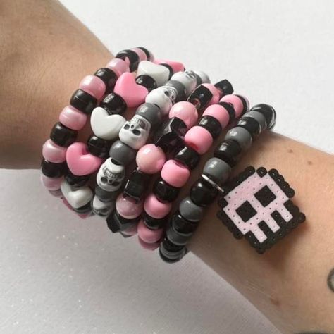 Goth Kandi Bracelets, Goth Kandi, Scene Bracelets, Kandi Singles, Scene Kandi, Pulseras Kandi, Kandi Inspo, Diy Kandi Bracelets, Pony Bead Bracelets