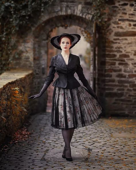 1940s Witch, Glittery Aesthetic, Lena Hoschek, Handmade Wardrobe, Season Of The Witch, Oscar Wilde, Beautiful Skirts, Vintage Glamour, 50s Fashion