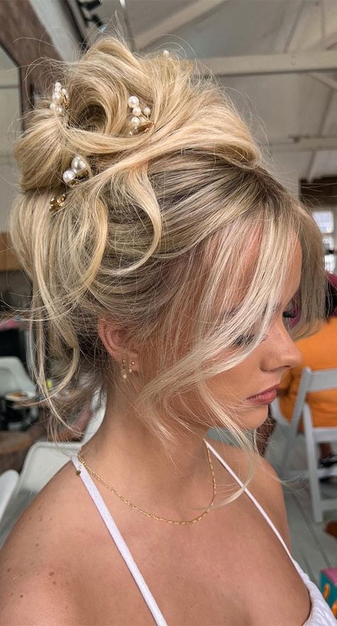 90s Updo Hairstyles Wedding, Hair Upstyles Prom, 90s Updo Hairstyles Prom, Cute Prom Hair Updos, Wedding Updo Blonde, Hair Updos For Prom, Blonde Wedding Hair Updo, Up Do Hairstyles For Prom, Hair Styles Rubber Bands