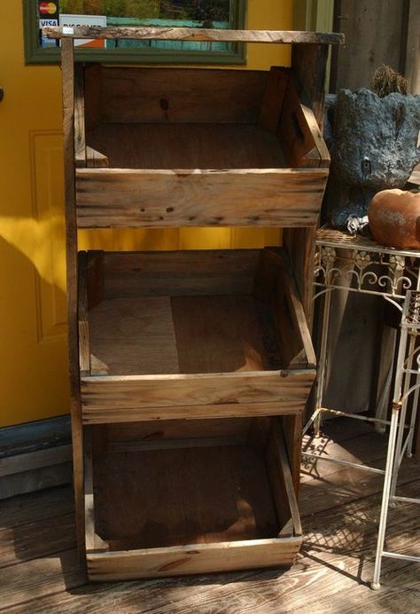 Wooden Crate Standing Shelf - Great DIY Project...great for Kitchen, Garage, Master Bath...any room that needs storage. Farm Market Display, Wooden Apple Crates, Ideas Terraza, Old Crates, Apple Crates, Market Display, Market Displays, Standing Shelves, Wood Crates