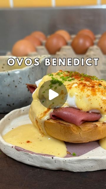 Rafael Barbosa on Instagram: "Da série Tudo Sobre Ovo Episódio 12: Ovos Benedict  A minha versão, com um leve toque de brasilidade, nesse clássico café da manhã. Receita que não é das mais fáceis, muita técnica envolvida. Se souber fazer, já pode entrar no Masterchef (o prato que fiz na inscrição)  As cerâmicas foram feitas na oficina da @casa.alvite   Receita Molho  - 3 gemas - 200ml vinho branco - 1/4 cebola - 1 dente alho - 5g pimenta do reino - 200g manteiga  1. Reduz o vinho com a cebola, alho e pimenta até 1/4 de seu volume original 2. em banho maria mistura as gemas e incorpora o vinho reduzido 3. aos poucos adiciona a manteiga derretida, batendo constantemente 4. tempera com sal e corrige a textura (adiciona água se estiver grosso ou mais manteiga se estiver ralo)  Ovos Benedict  1 Personal Chef, May 13, Cooking Recipes, Cafe, On Instagram