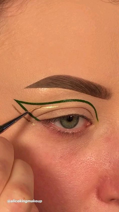 Hunter Green Makeup, Eyeliner Everyday, Crazy Eyeliner, Hooded Eyeliner, Summer Eyeliner, Eyeliner Quotes, Art Eyeliner, Eyeliner Art, Everyday Eyeliner