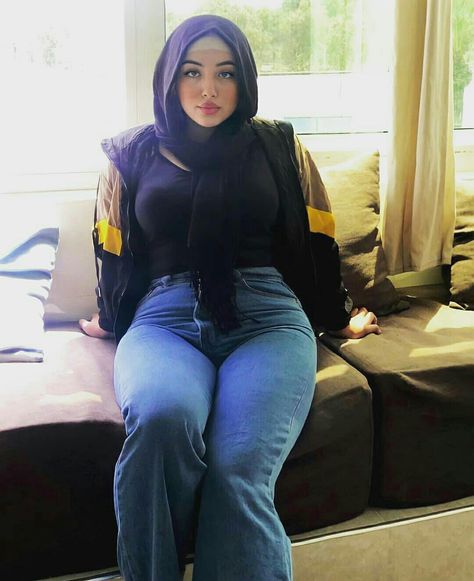 Dubai Women Fashion, Hijab Fashionista, Muslim Women Fashion, Muslim Women Hijab, Beautiful Muslim Women, Arab Women, Curvy Women Jeans, Muslim Girls