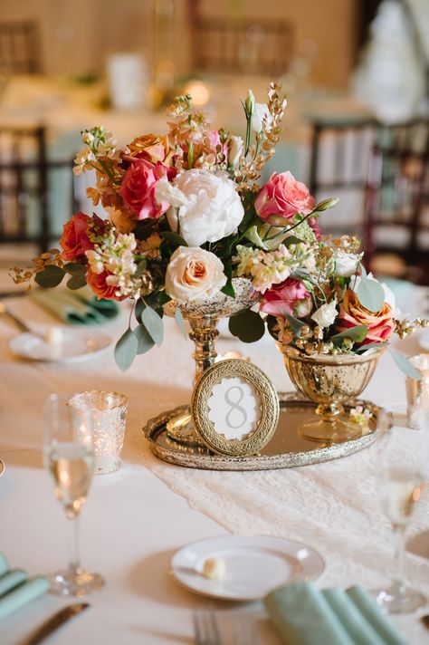 Vintage Wedding Reception, Vintage Wedding Centerpieces, Elegant Decorations, Gold Wedding Reception, Elegant Wedding Flowers, Vintage Wedding Table, Boda Diy, Wedding Reception Centerpieces, Unique Wedding Flowers