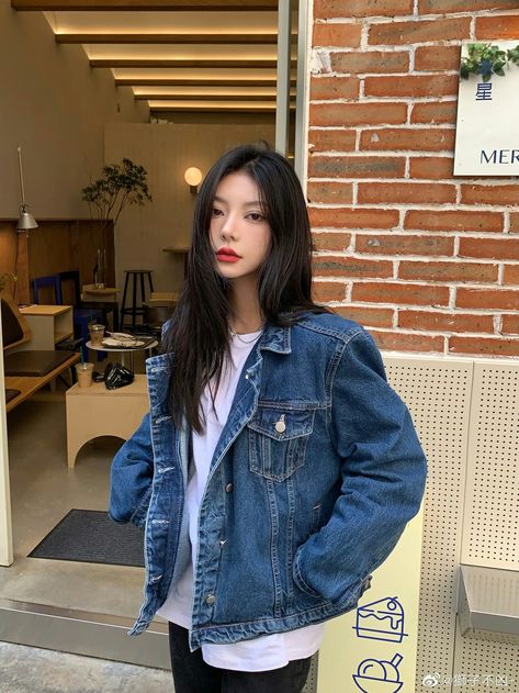 Jean Jacket Korean Outfit, Winter Outfits Minimalist, Denim Jacket Korean, Oversized Denim Jacket Outfit, Korean Jeans, Denim Jacket Winter, Jean Jacket Outfits, Denim Jacket Outfit, Outfit Korean