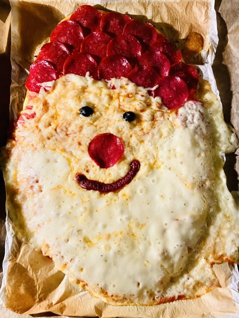 Christmas Pizza Night, Christmas Pizza Party, Christmas Pizza Ideas, Pizza Reference, Christmas Pizzas, Winter Pizza, Santa Pizza, Snowman Pizza, Christmas Sleepover