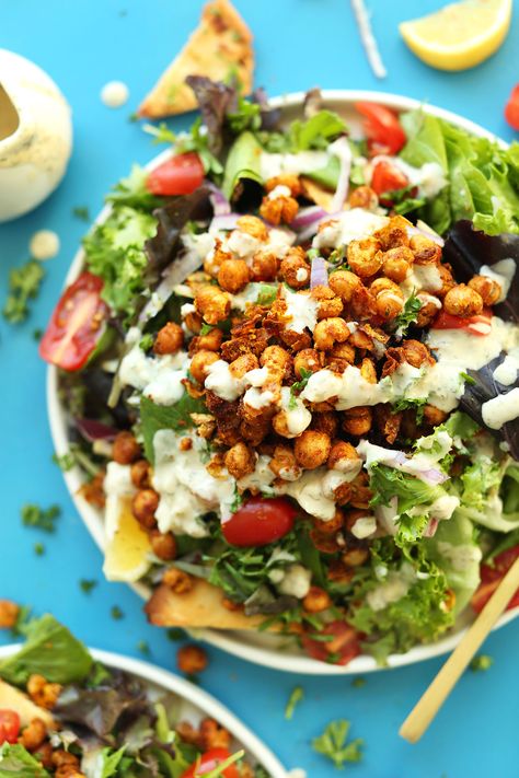 All of the flavor of a chickpea shawarma sandwich in a salad! Mediterranean-spiced chickpeas, fresh salad, and a 3-ingredient Garlic Dill dressing! Chickpea Shawarma, Shawarma Salad, Plats Healthy, Diet Dinner Recipes, Minimalist Baker, Vegetarian Salads, Simple Food, Chickpea Recipes, Makanan Diet